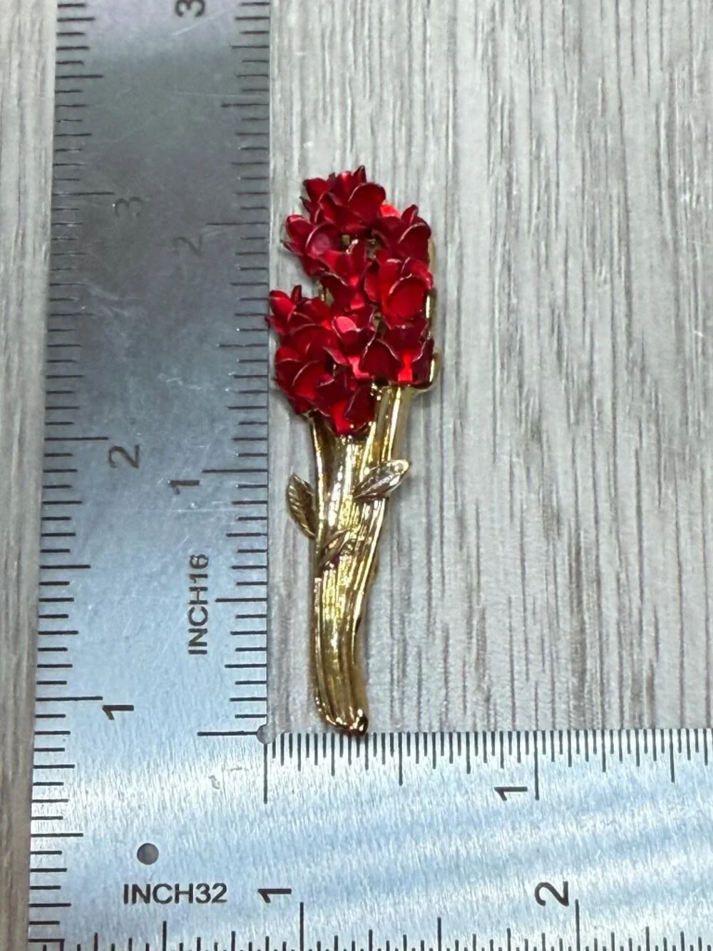 Vintage Red Rose Bouquet Brooch Gold Tone DM 97 Floral Pin 2.25”